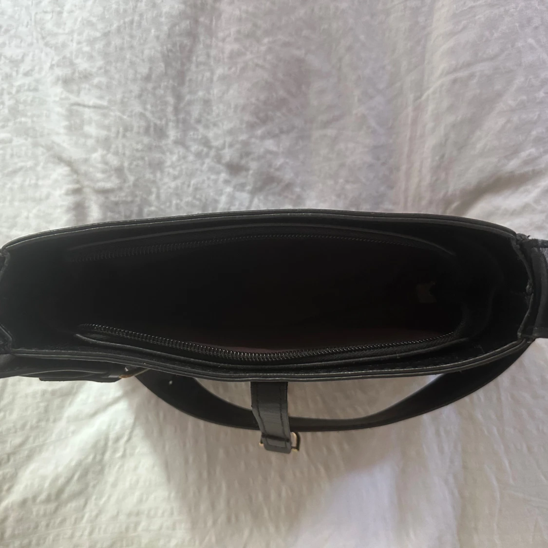 Svart axelväska med gulddetaljer - 2