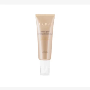 Hickap Honey Glow Priming Moisturizer - Honey Glow Priming Moisturizer från Hickap är en primer i beige tub med pump. Den ger glow och återfuktar huden, perfekt som bas innan smink. Tuben är i plast med guldiga detaljer och rymmer en krämig formula som passar alla hudtyper.