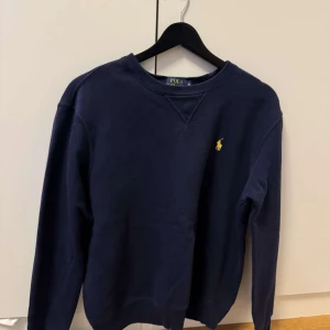 Polo Ralph Lauren Tröja - Polo Ralph Lauren tröja Storlek S. Skick 9/10 Nytt pris 1799 :-   Mitt pris 599 :-   Hör av er vid minsta lilla Bekymmer 🙌