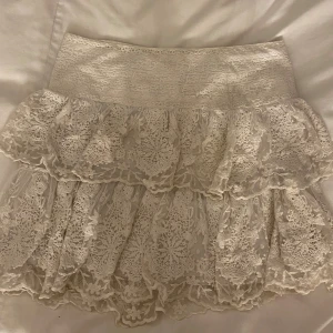 Vit spetskjol från Vintage Stories - Supersöt vit kortkjol som inte kommer till användning!!😊