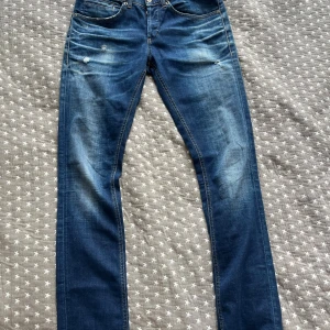 Dondup George jeans - Snygga blå skinny jeans från George i storlek 29. Jeansen har klassisk femficksdesign och kontrastsömmar. De är tillverkade i stretchig denim och har slitna detaljer framtill. Jeansen är i nyskick och har inga defekter. Nypris 3000, mitt pris 799kr!