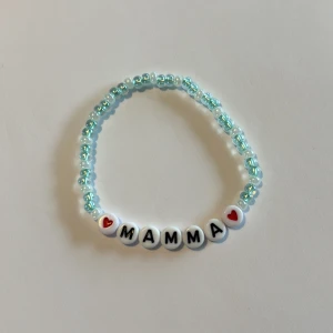 Pärlarmband med texten MAMMA - Säljer även detta gulliga armband med ljusgröna/turkosa och vita pärlor med texten mamma, tvp stycken hjärtan på sidorna gör de mer kärleksfullt❤️ går att få med de andra pärlorna också, går även att skriva ”pappa” på!