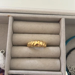 Guldig ring - Säljer en guldig ring, vet ej vart den är ifrån men nypris ca 250kr💓 superfint skick, knappast använd