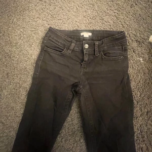 Svarta jeans med fickdetaljer - Svarta jeans med snygga fickor bak som har passform bootcut från Gina🥰och är tillverkade i ett stretchigt jeanstyg som sitter skönt hela dagen.