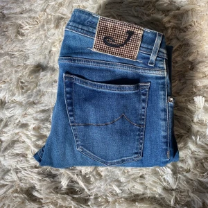 Jacob Cohen jeans  - Säljer dessa jeans ifrån Jacob Cohen modell Bard, 688. De är i storlek 33 och passar W32 L30-L32. Jeansen är i topp skick utan  tecken på användning, säljer pga att de är lite för små. 