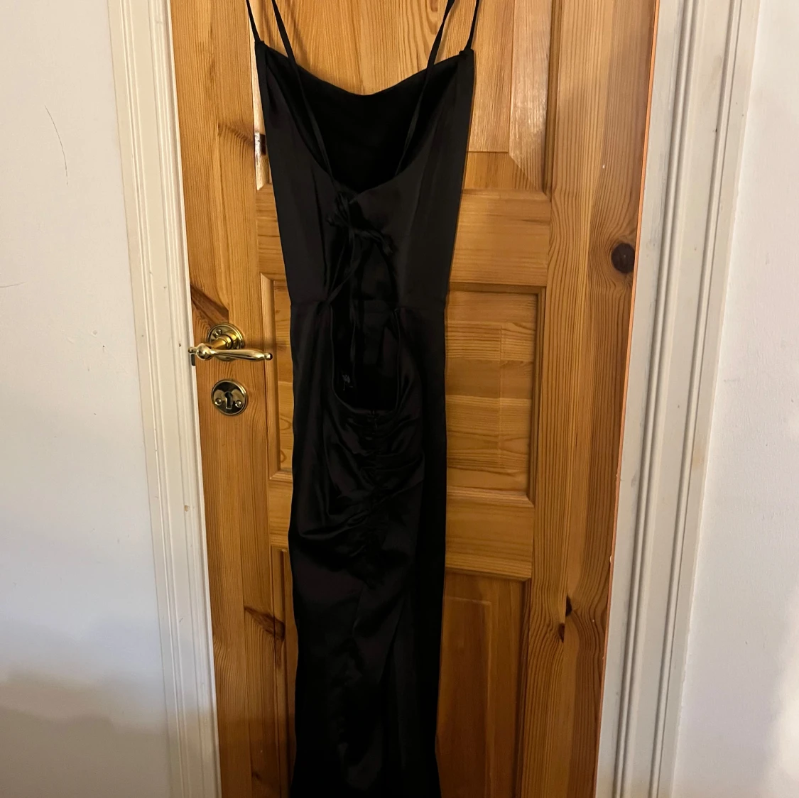 Svart långklänning med slits och öppen rygg med snöre - 2