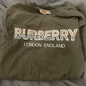 Burberry T-shirt  - Mycket fin och fräsch, hör av er 