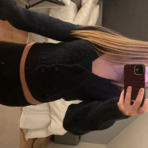  Marinblå kofta -  Säljer en super söt marinblå kofta som inte kommer till användning. Använt en cirka två gånger så den är ganska bra skick💗