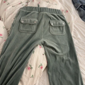 Gröna mjukisbyxor Juicy Couture S - säljer mina juciy byxor i storlek S har ingen användning för dem alls längre hör av er om ni har några frågor ❤️