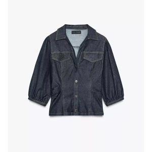 Mörk jeansskjorta från Zara med puffärm - Snygg figursydd jeanstopp/skjorta från zara med puffärmar. Endast använd vid ett tillfälle så den är som helt ny! Slutsåld på hemsidan💕