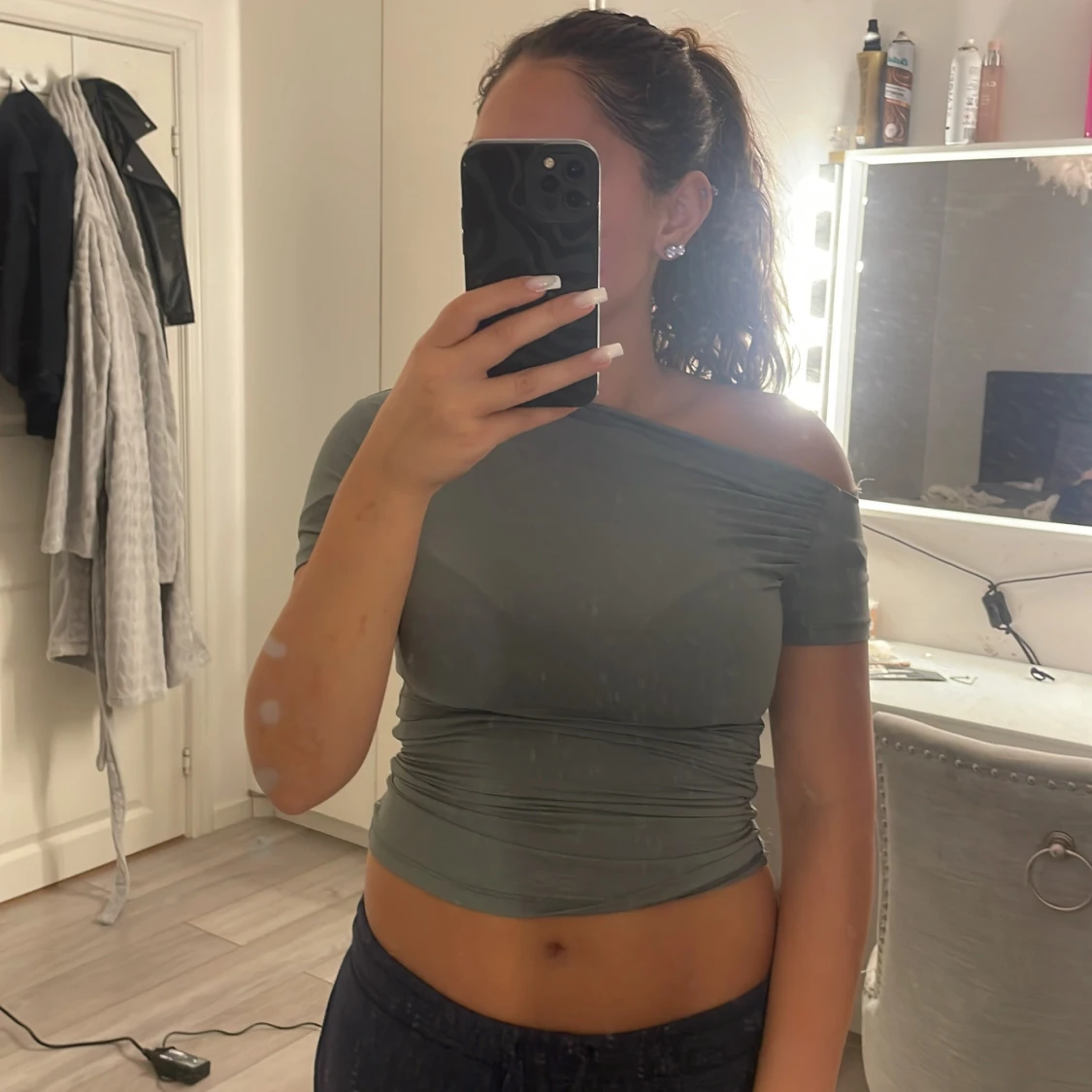 Grå offshoulder croppad topp - 1