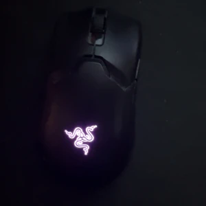 Razer Viper v2 pro trådlös - Razer Viper Ultimate trådlös gamingmus med 20 000 DPI optisk sensor. RGB-belysning, sidoknappar och låg vikt för snabba rörelser. Musen är i gott skick med mindre tecken på normalt bruk, inga synliga större skador.