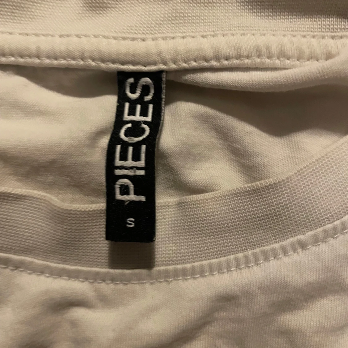 Vit t-shirt från Pieces, storlek S - 2