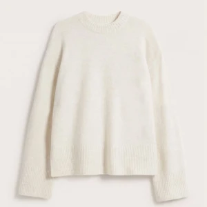 Vit stickad tröja  - Jätte gosig och fin stickad tröja från Kappahl i storlek xs💕den är bred i armen och har en liten slit vid sidan. Är använd men har användt en nopprings maskin så den är fräsch och ser ny ut