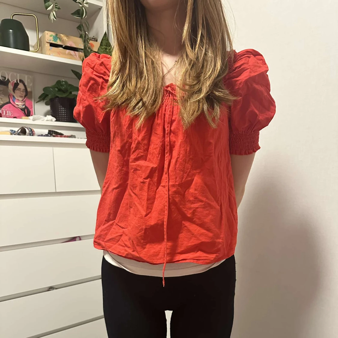 Röd blus med puffärmar och knut - 1