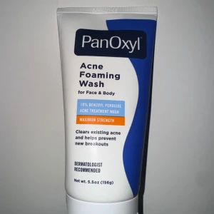 DIREKT FRÅN 🇺🇸 PanOxyl Acne Foaming Wash - PanOxyl Acne Foaming Wash är en ansikts- och kroppsrengöring med 10% bensoylperoxid. Tuben är vit med blå och orange detaljer och innehåller 156g. Produkten är dermatologiskt rekommenderad och hjälper till att behandla och förebygga finnar.