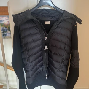 Moncler cardigan  - Säljer min moncler cardigan som jag har använt ett fåtal gånger. Haft jackan i lite mer än ett halv år men inte kommit till så mycket användning. Qr kod och nfc funkar! Vid fler bilder eller frågor är det bara att skriva. Priset går att diskutera.