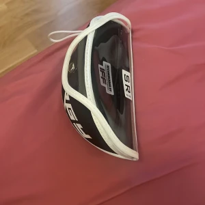 Innebandyglasögon SR IFF-sanktionerade - Säljer ett par innebandyglasögon i svart och transparent plast, rekommenderade av International Floorball Federation. De har en sportig design med bred båge och justerbart band för perfekt passform. Perfekta för dig som vill spela innebandy med stil och säkerhet.