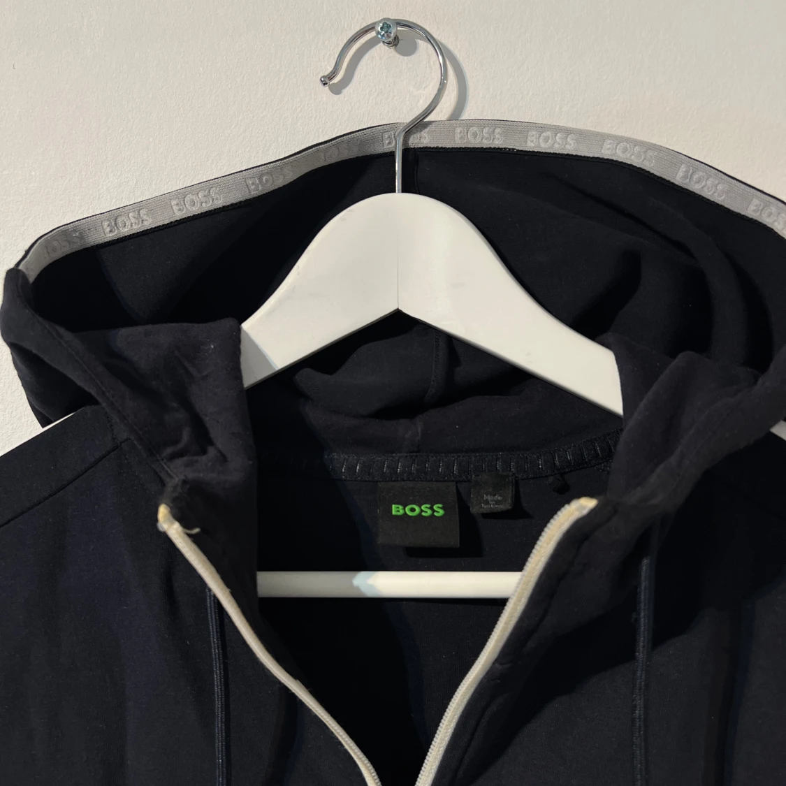 Mörkblå hoodie från Hugo Boss med dragkedja - 1