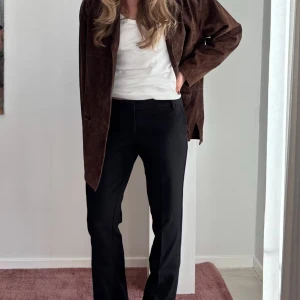 Svarta kostymbyxor  - Snygga svarta kostymbyxor ifrån Bikbok i storlek 34. Dem ör lite upptrampade vid fötterna