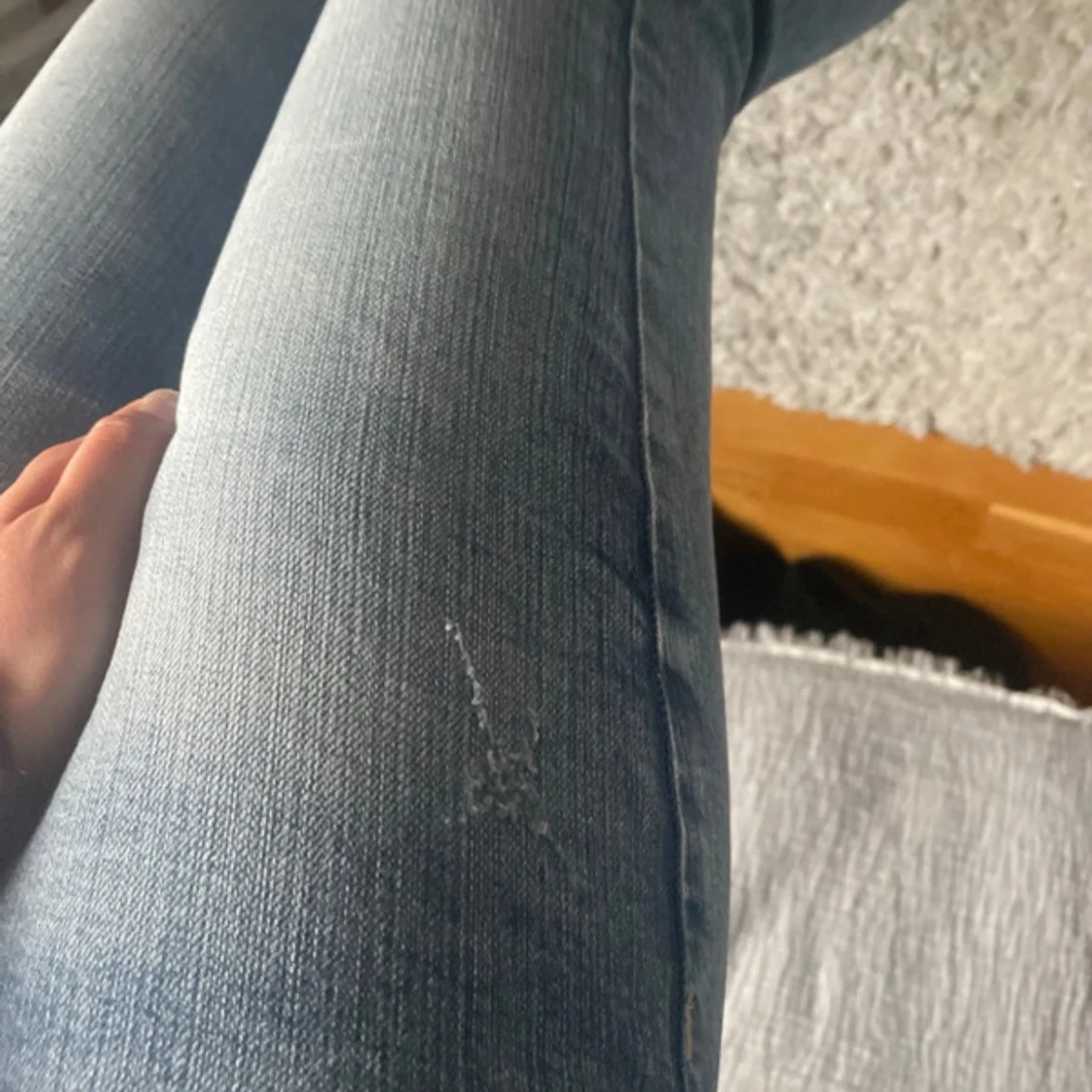 Blå bootcut jeans med slitningar - 4