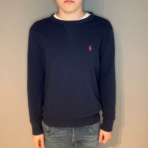 Polo Ralph Lauren tröja  - Polo Ralph Lauren tröja | storlek s | skick 10/10 | fraktar via valfrit ombud på köparens bekostnad | hör av dig vid funderingar (röd häst)