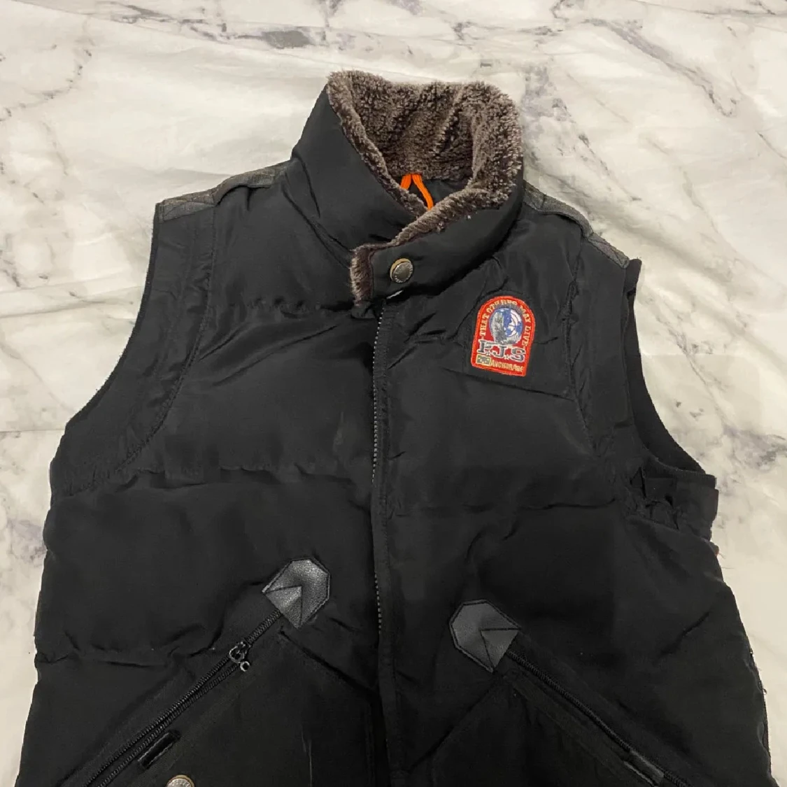 Svart dunväst från Parajumpers