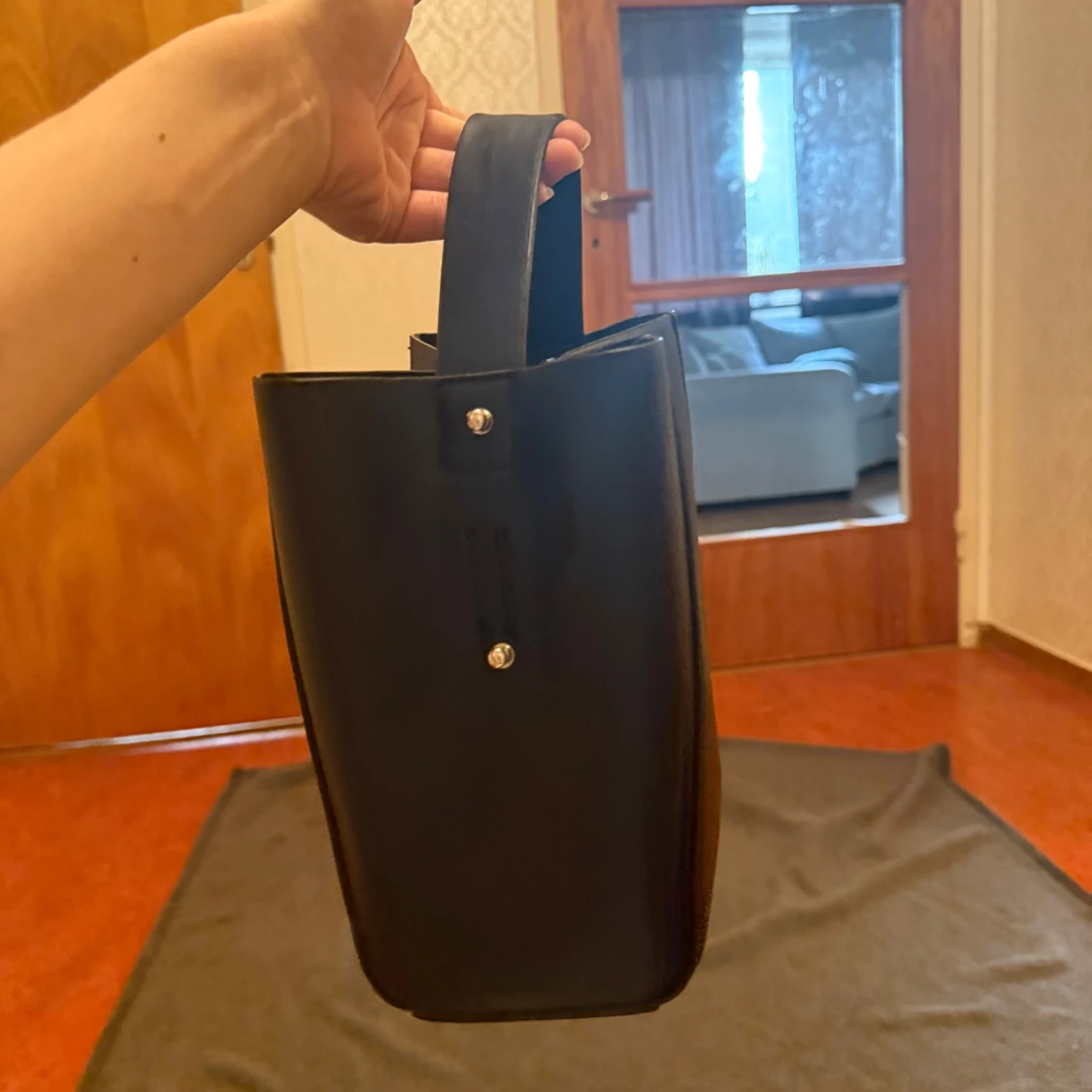 Svart handväska från Gina Tricot - 1