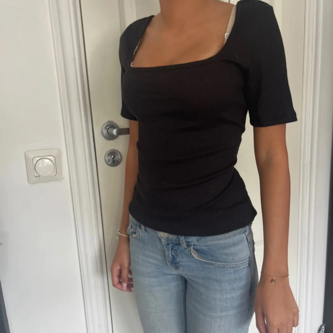 Svart ribbad topp med fyrkantig ringning - 2