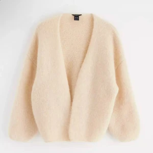 Lindex cardigan - En jätte snygg stickad cardigan från Lindex som är väldigt populär och slutsåld. Koftan är i jätte bra skick och endast använd 3-4 gånger. 