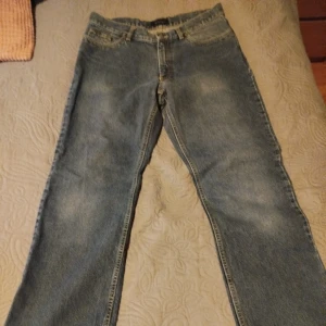 Jeans från sand storlek 35/32 - Säljes i befintligt skick. Se bilder. Bra kvalitet dock. 