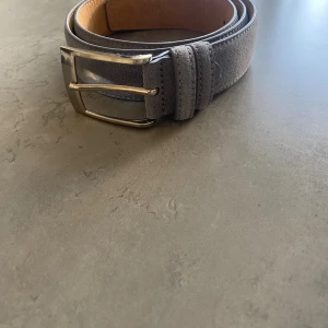 Grå mocha bälte - Grå mocha bölte grå som har aldrig använts tidigare för den passade aldrig och darför så säljs den.