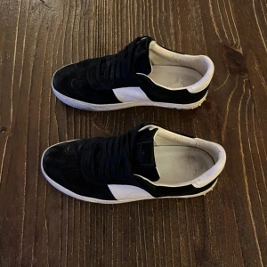 Valentino Flycrew - Säljer nu dessa feta valentino flycrews. De har svart mocka och vitt skin på sidorna. Extra bitar ingår, priset är inte ristat i sten. Skriv om några frågor! Finns ett hål men inget som läcker in.🙌