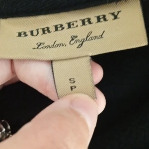 Svart hoodie från Burberry - Svart Burberry tröja. Hör av er för fler bilder. Använd fåtal gånger 