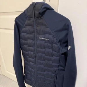 Peak Performance Jacka - Tja! Säljer nu denna tvär feta peak performance jacka | Skick 9/10 | Nypris 2500kr | Mitt pris 1499kr | Kvitto finns! | Kom pm vid frågor eller funderingar! | Postas eller möts upp i Gävle! 