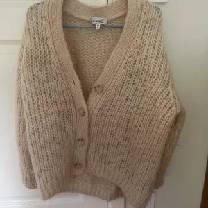 Beige stickad kofta från & Other Stories - Supermysig beige stickad kofta från &other stories, knappt använd!! Den är i storlek xs men skulle säga att den är ganska stor i storleken och att den sitter som en S