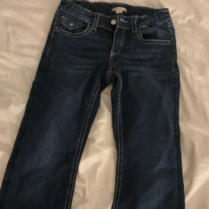 Mörkblåa jeans från gina tricot  - säljer ett par superfina mörkblåa jeans med vit söm från gina tricot i storlek 164. Inga defekter.🤞🏼
