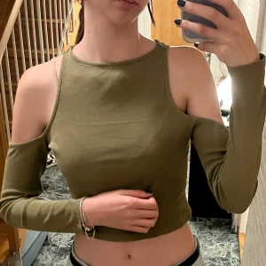 Långärmad tröja utan axlar - Olivgrön tröja utan axlar Från ASOS Design Storlek 34 Inte särkilt använd