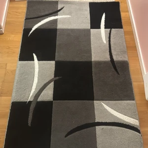 Mattor, 3 korridor mattor, och 1 står matta - Detta är helt nya mattor som vi använder i ungefär 2 månader och så packar ihop och inte använt mer. På bilden kan ni se 3 mellan stora mattor och så en stor matta som passar perfekt till ett vardagsrum. Priserna kan diskuteras. Dom små mattorna är 1,5 med 80 cm. Den stora är 2 med 2,90 cm.  Alla mattorna tillsammans kostar 2000kr.