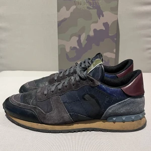 Valentino Garavani Rockrunner sneakers - Dessa rockrunners i strl 43 är riktigt schyssta. De är perfekta nu när det börjar bli sämre väder, obs box medföljer ej. Som man kan så har koden under tungan suddats bort men man kan se att den har varit där. Skriv vid funderingar 🙌De har tecken på användning därav det billiga priset. 