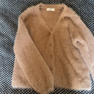 Beige fluffig kofta från H&M - Så snygg kofta perfekt till vintern aldrig använt ❤️