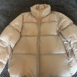Beige dunjacka från Uniqlo S - Jättefin vinterjacka knappt använt perfekt till hösten ❤️❤️