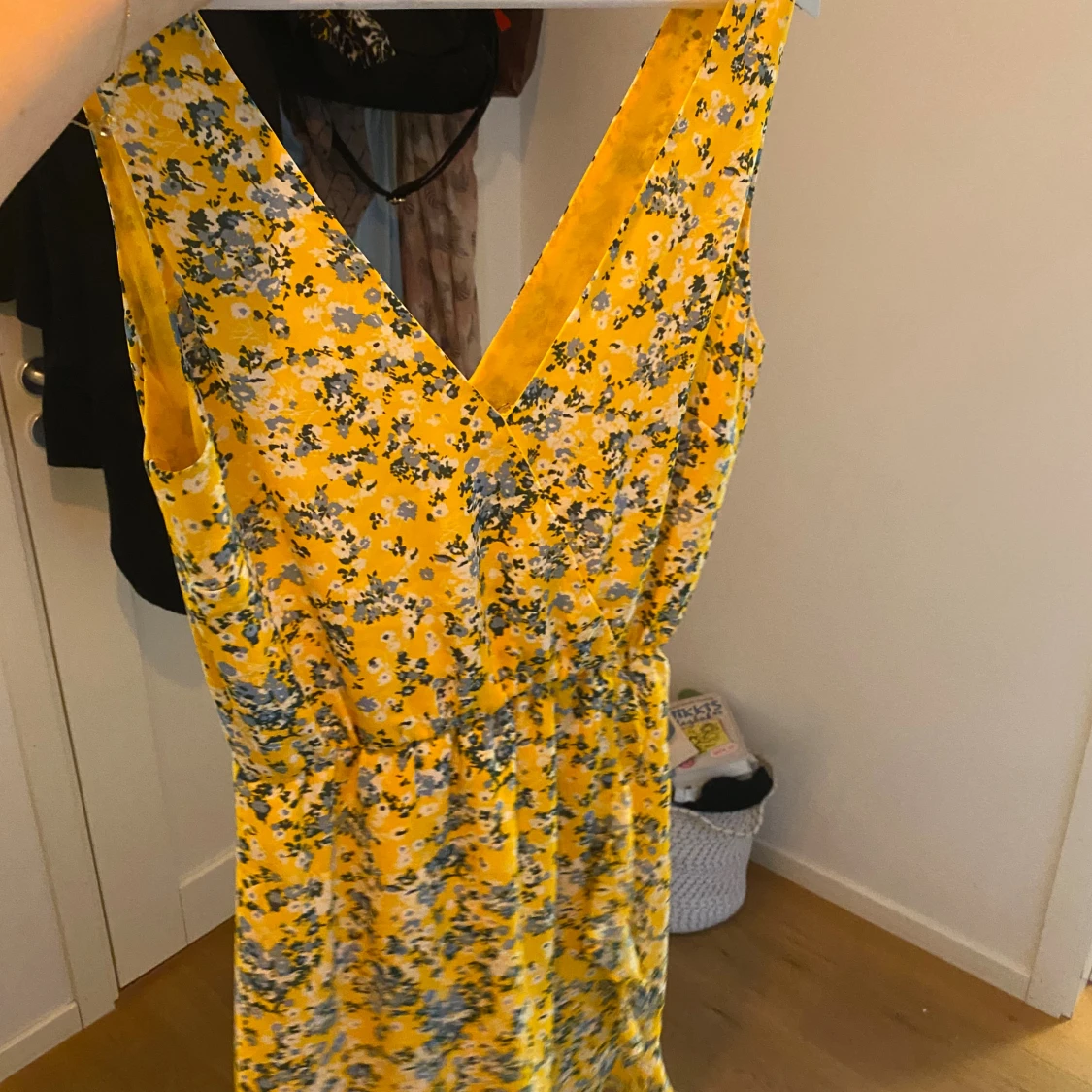 Gul blommig klänning Samsøe Samsøe