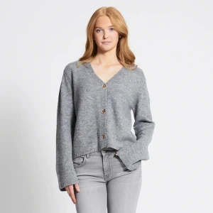 Grå kofta - Kofta i slätstickad kvalitet.  Normal passform, v-hals och långa ärmar. Knäppning fram, jätte bekväm att ha på sig!