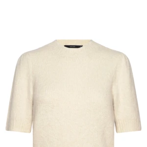 Vit stickad tröja från Vero Moda - Superfin vit stickad tröja från Vero Moda med korta puffärmar och ribbade detaljer vid hals, ärmslut och nederkant. Tröjan har en mjuk och mysig känsla, perfekt för lager-på-lager och en clean look. Helt oanvänd❤️