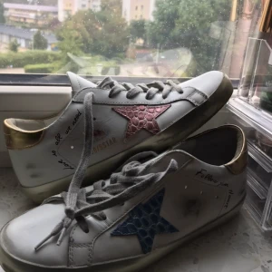 Golden goose - Jätte bra skick köpte på Vinted, lånade bilder, jag köpte de nyligen men tyckte inte att de passa så bra men de är jätte snygga!!🥰🥰🥰 skriv för fler bilder!! Kan gå ner i pris vid snabb affär