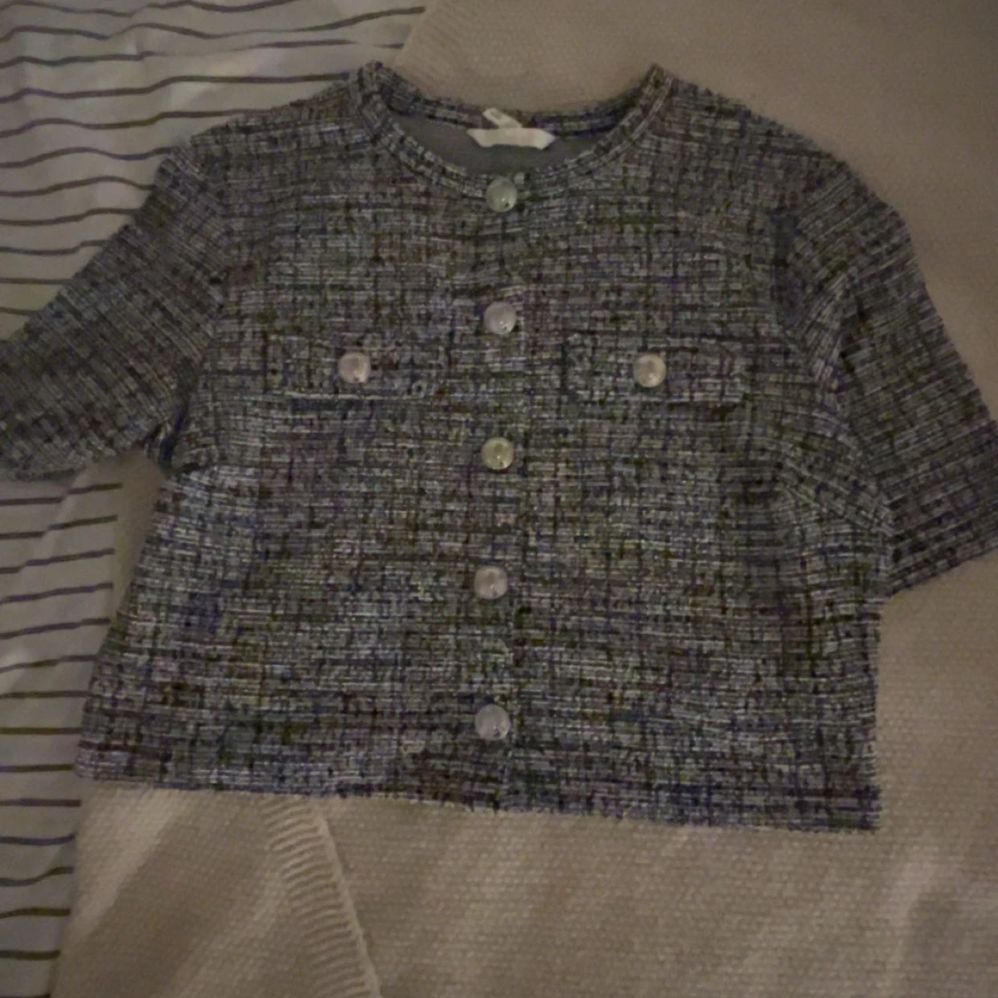 Grå tweed kofta med knappar