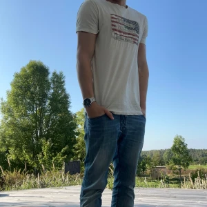 Vit ralph lauren hoodie - Vit tischa från ralph lauren🤑. Snyggt amerikanskt tryck på! Nästan som i ny skick bara ett litet hål som var i armhålan men som jag laga( fråga om bilder på defekten). Pris tycker jag är rimligt som de är