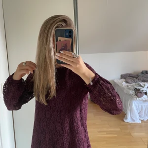 Vinröd spets blus med knyt i ryggen - Säljer denna fina spetsblus från Vero Moda. Den har knyt i ryggen och är skitsnygg nu inför hösten och vintern❄️❄️😊😊stolek xs