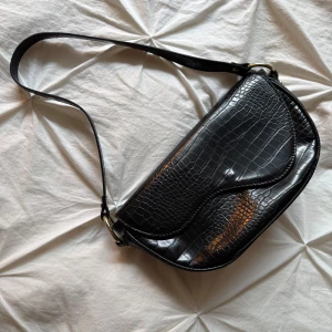 Väska Topshop - Väska i croco mönster och fina detaljer. Använd och har naggats i ”skinnet” på sina ställen men i övrigt fin. 